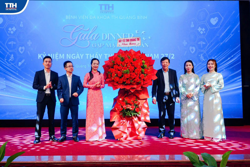 BSCKII Phan Thanh Hải đã trao tặng lẵng hoa tươi thắm chúc mừng tập thể y bác sĩ và cán bộ nhân viên