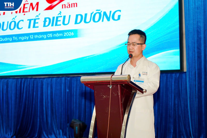 đại diện Ban lãnh đạo bệnh viện ghi nhận và biểu dương