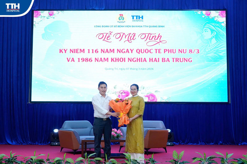 Điểm nhấn của chương trình là phần chia sẻ chuyên đề “Hạnh phúc gia đình và nuôi dạy con” 