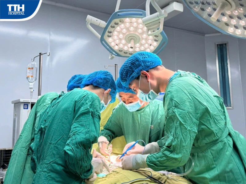 Phẫu thuật bóc tách khối u nang sau phúc mạc đầy thách thức