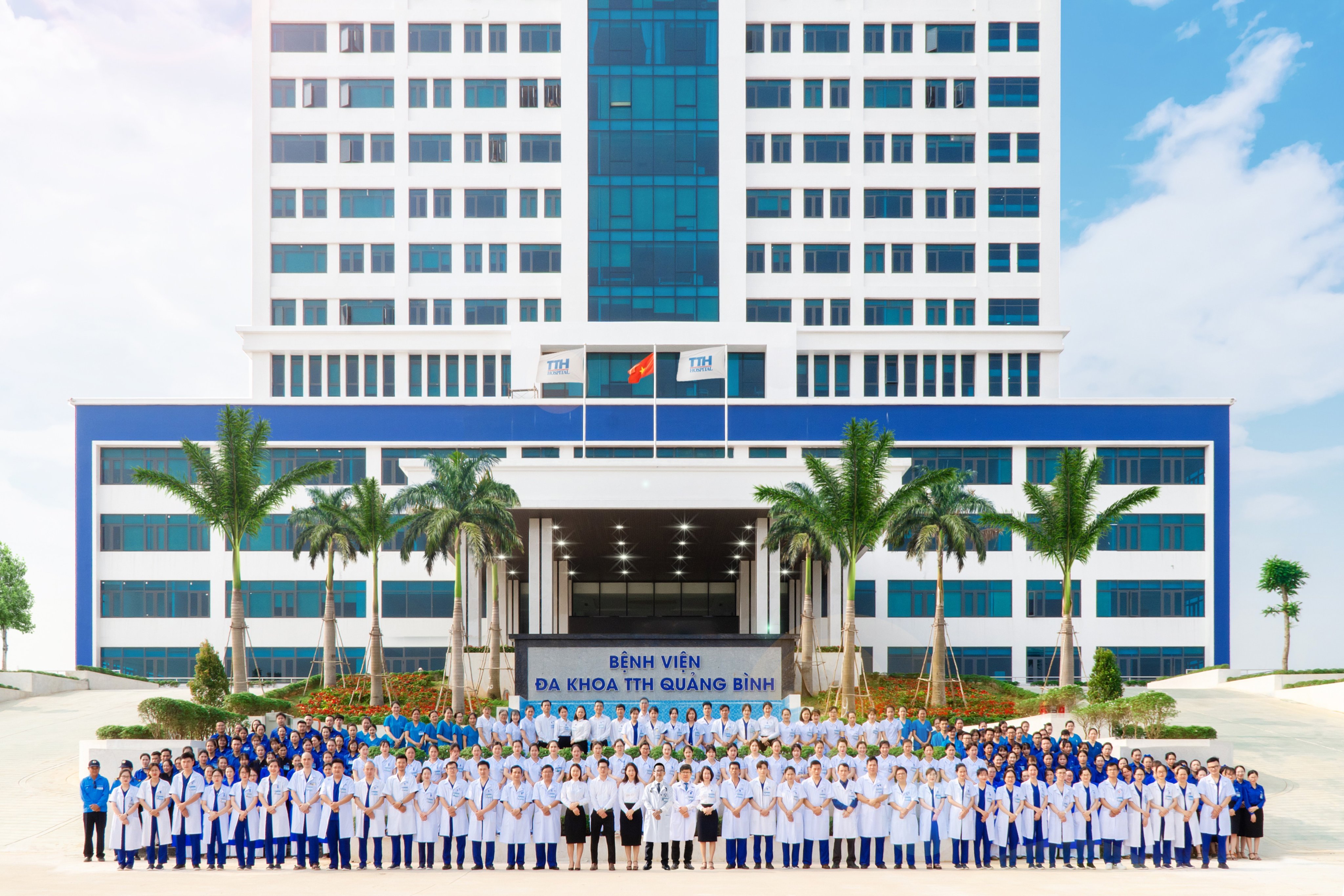 Tập thể cán bộ nhân viên Bệnh Viện TTH QB