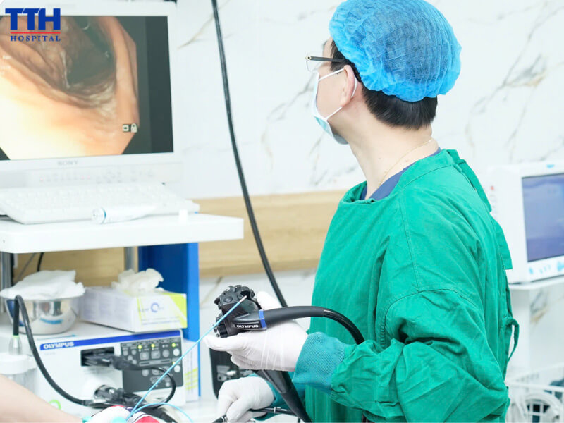 ThS.BS Hà Vũ Thành trực tiếp thăm khám và nội soi, đảm bảo tính chính xác trong chẩn đoán