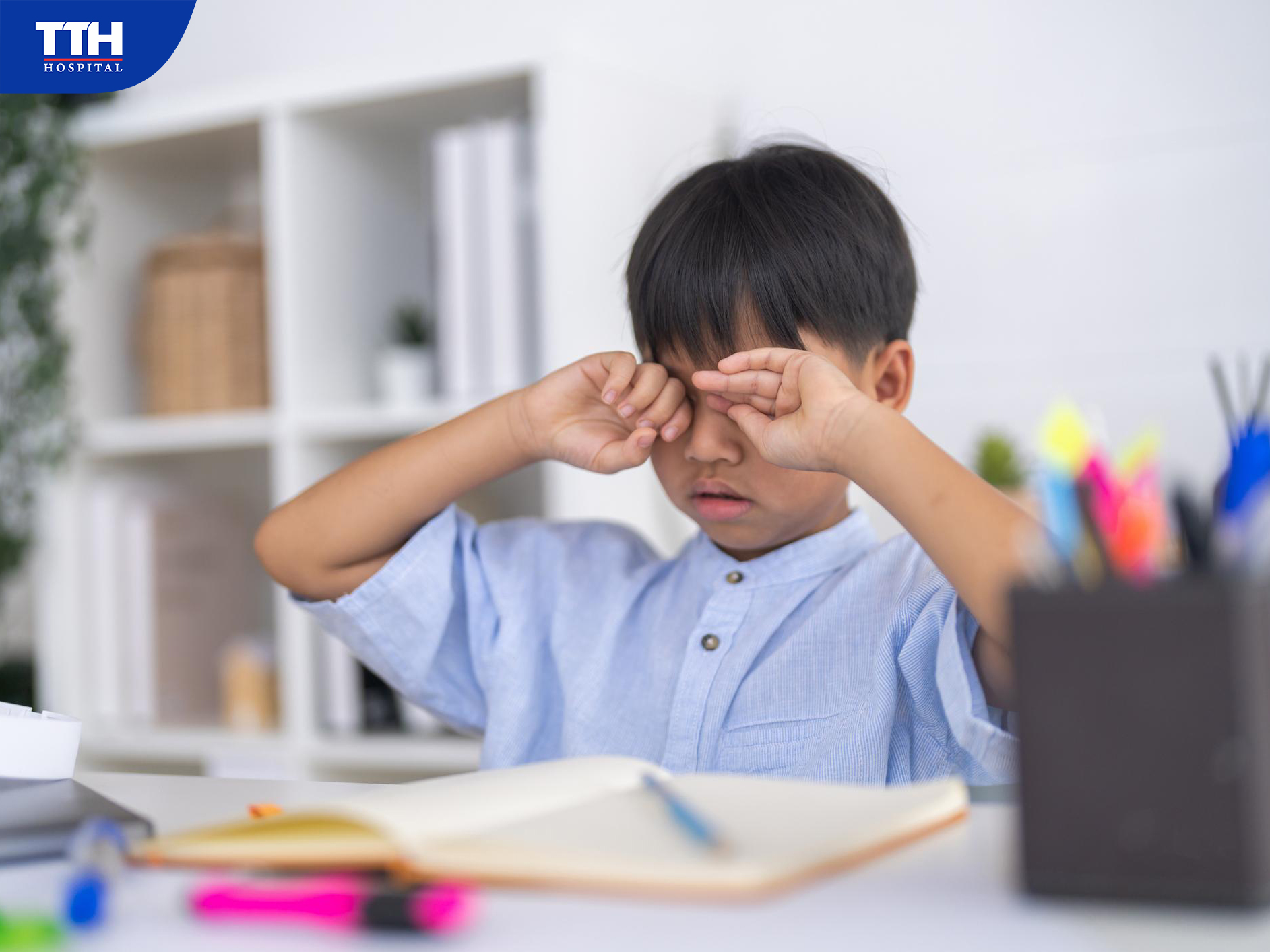 Trẻ dụi mắt thường xuyên hoặc có biểu hiện khó chịu ở mắt
