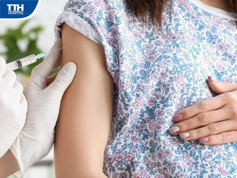 Vì sao mẹ bầu cần tiêm vắc-xin?